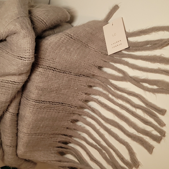 Lauren Conrad Fringe scarf Super Soft Grey Gray Cold Weather - Picture 5 of 8